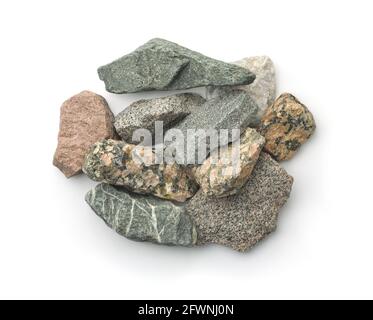 Draufsicht auf verschiedene zerkleinerte Steine isoliert auf Weiß Stockfoto
