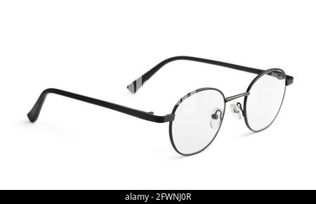 Klassische Brillen mit schwarzem Metallrahmen isoliert auf Weiß Stockfoto