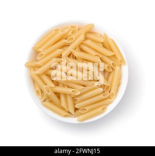 Blick von oben auf ungekochte Penne-Lisce-Pasta in einer isolierten Schüssel Auf Weiß Stockfoto