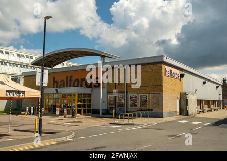 LONDON: Außenansicht des Halfords-Geschäfts. Ein großer britischer Einzelhändler für Autoteile, Fahrräder und Campingausrüstung Stockfoto