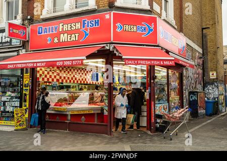 Brixton, London: Mai 2021: Halal Fleischverkäufer auf der Electric Avenue in Brixton, Südwesten Londons Stockfoto