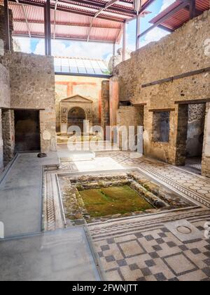 Atrium im Haus des verwundeten Bären (Casa dell’Orso Ferito) - archäologische Stätte von Pompeji, Italien Stockfoto