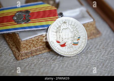 Marghia, Rumänien - 5. Mai 2021: Details zur geringen Schärfentiefe (selektiver Fokus) mit alter kommunistischer Medaille. Stockfoto