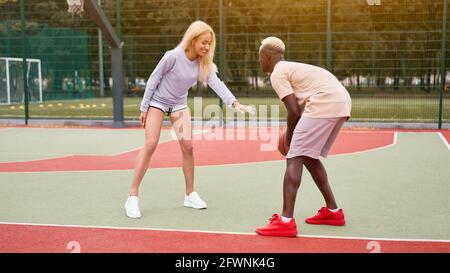 Basketball afro amerikanischen Mann Freunde Ausbildung kaukasischen Frau multirassische Freundschaft afro Kerl Lehrer Amateure weiblich gesund lebensrettend ac Stockfoto