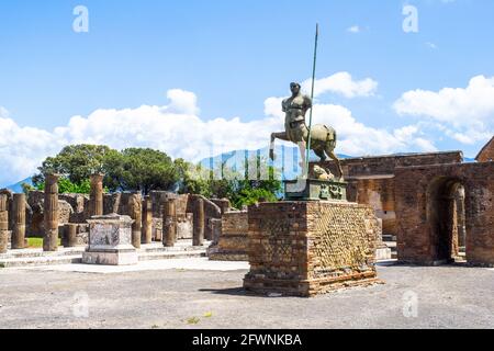Centaur-Statue des polnischen Bildhauers Igor Mitoraj im Pompei Forum - Pompeji archäologische Stätte, Italien Stockfoto