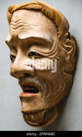 Eine bemalte Kojo-Maske aus dem 16. Jahrhundert, die für das Noh-Theater im Tokugawa Art Museum in Nagoya, Japan, verwendet wurde. Stockfoto