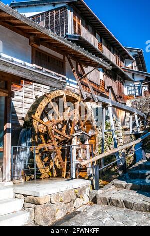 Ein hölzernes Wasserrad an der Hauptstraße von Magome eine Stadt auf der Nakasendo Weise in der Präfektur Gifu, Insel Honshu, Japan. Stockfoto