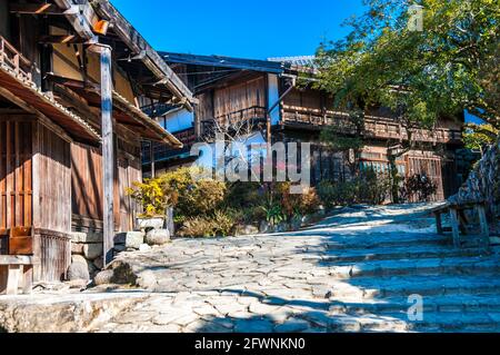 Traditionelles Gebäude auf der Hauptstraße von tsumago auf der Nakasendo Weise in der Präfektur Nagano, Japan. Stockfoto