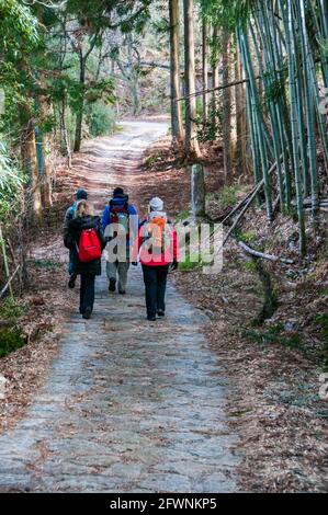 Einem asphaltierten Weg auf dem Weg der Nakasendo zwischen Tsumango und Nagiso, Präfektur Nagano, Japan Stockfoto