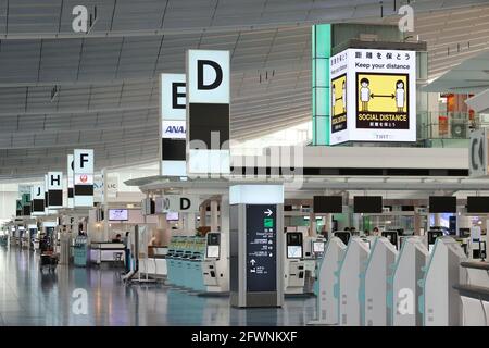 Tokio, Japan. Mai 2021. Dieses Bild zeigt ein leeres internationales Terminal des Haneda-Flughafens in Tokio am Montag, den 24. Mai 2021. All Nippon Airways (ANA) startete vom 24. Mai bis 6. Juni eine Erprobung der Sicherheitsreisenanwendung „IATA Travel Pass“, die von der International Air Transport Association (IATA) entwickelt wurde. Quelle: Yoshio Tsunoda/AFLO/Alamy Live News Stockfoto