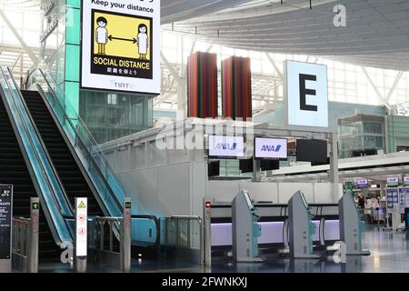 Tokio, Japan. Mai 2021. Dieses Bild zeigt ein leeres internationales Terminal des Haneda-Flughafens in Tokio am Montag, den 24. Mai 2021. All Nippon Airways (ANA) startete vom 24. Mai bis 6. Juni eine Erprobung der Sicherheitsreisenanwendung „IATA Travel Pass“, die von der International Air Transport Association (IATA) entwickelt wurde. Quelle: Yoshio Tsunoda/AFLO/Alamy Live News Stockfoto