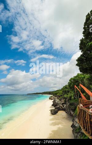 Feiner weißer Kieselsäuresand und türkisfarbenes Meer am Bira Beach in diesem Ferienort im äußersten Süden, 190 km östlich von Makassar; Tanjung Bira, Süd-Sulawesi, Indonesien Stockfoto