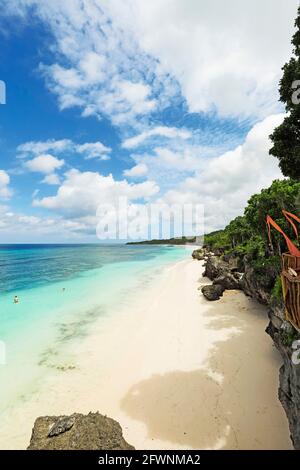 Feiner weißer Kieselsäuresand und türkisfarbenes Meer am Bira Beach in diesem Ferienort im äußersten Süden, 190 km östlich von Makassar; Tanjung Bira, Süd-Sulawesi, Indonesien Stockfoto