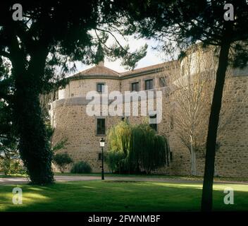 EXTERIOR-DETALLE DE ZONA AMURALLADA Y TORRES SEMICIRCULARES - FOTO AÑOS 90. AUTOR: JUAN DE HERRERA (1530-1597). Lage: CASTILLO. VILLAVICIOSA DE ODON. MADRID. SPANIEN. Stockfoto