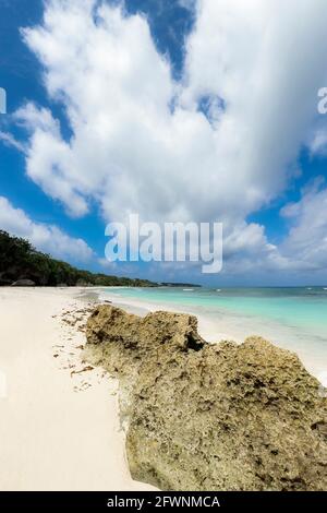 Kalksteinfelsen und feiner weißer Sand am Bira Beach in diesem Ferienort im äußersten Süden; Tanjung Bira, Süd-Sulawesi, Indonesien Stockfoto