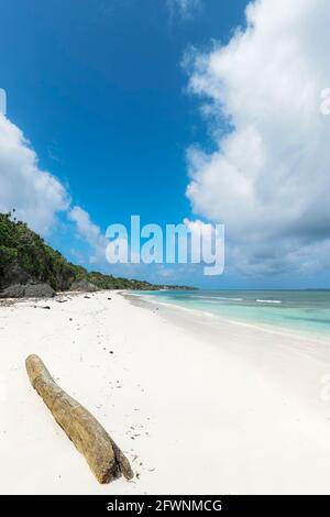 Feiner weißer Sand am Bira Beach in diesem Ferienort im äußersten Süden, 190 km von Makassar entfernt; Tanjung Bira, Süd-Sulawesi, Indonesien Stockfoto