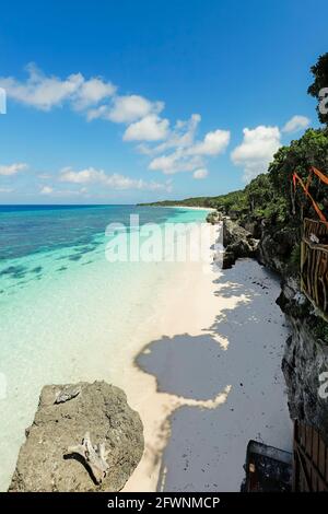 Feiner weißer Kieselsäuresand und türkisfarbenes Meer am Bira Beach in diesem Ferienort im äußersten Süden, 190 km östlich von Makassar; Tanjung Bira, Süd-Sulawesi, Indonesien Stockfoto