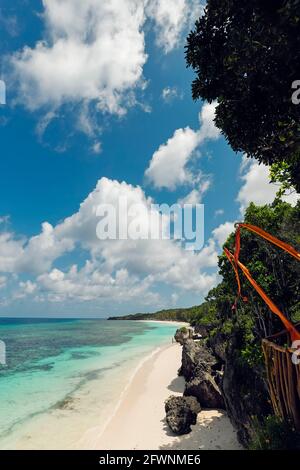 Feiner weißer Kieselsäuresand und türkisfarbenes Meer am Bira Beach in diesem Ferienort im äußersten Süden, 190 km östlich von Makassar; Tanjung Bira, Süd-Sulawesi, Indonesien Stockfoto