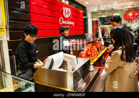 Einkäufer, die hochwertige Kit Kat-Waren im KitKat-Geschäft im Seibu-Kaufhaus in Ikebukuro, Tokio, kaufen. Stockfoto