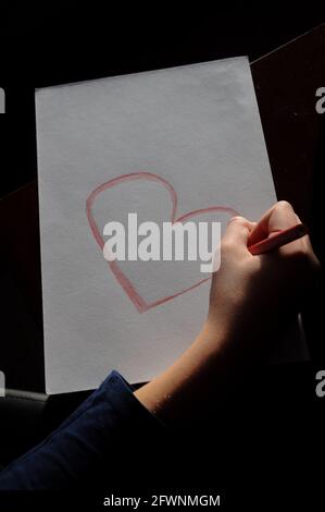 Handzeichnung rotes Herz auf Papier mit Buntstift für Valentinstag Tag Stockfoto