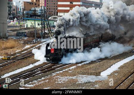 Japanische Dampf besonderes in Hokkaido Winter mit Klasse C11 Tank locomotive Blätter Kushiro Station Rauchwolke. Stockfoto