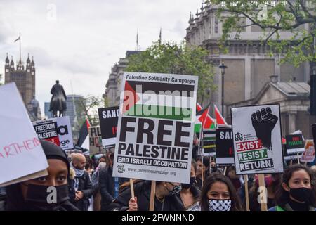 London, Großbritannien. Mai 2021. Demonstranten in Whitehall. Fast 200,000 Demonstranten marschierten durch das Zentrum von London, um Palästina zu unterstützen und gegen das, was die Demonstranten als "israelische Apartheid" bezeichnen. Stockfoto