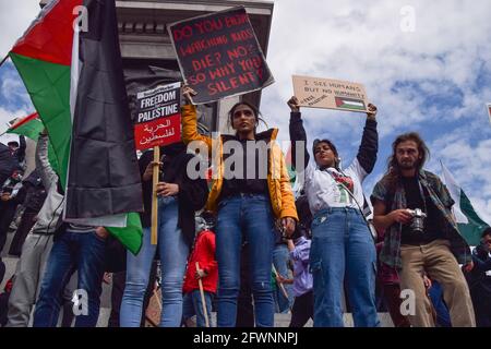 London, Großbritannien. Mai 2021. Demonstranten auf dem Trafalgar Square. Fast 200,000 Demonstranten marschierten durch das Zentrum von London, um Palästina zu unterstützen und gegen das, was die Demonstranten als "israelische Apartheid" bezeichnen. Stockfoto