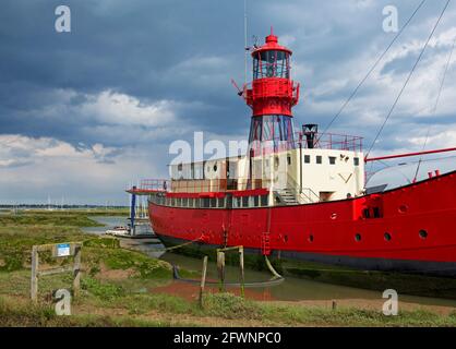 Rotlichtschiff auf dem Salzmarsch, Tollesbury, Essex, England Stockfoto