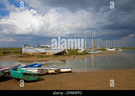 Boote auf dem saltmarsh, Tollesbury, Essex, England, Großbritannien Stockfoto