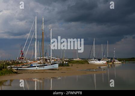 Boote auf dem saltmarsh, Tollesbury, Essex, England, Großbritannien Stockfoto