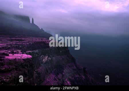 Wunderschöne Infrarotlandschaft der grünen Hügel und Täler bei Nanacha Angtha in Maharashtra, Indien Stockfoto