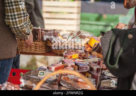 NATZ-SCHABS, ITALIEN - 13. OKTOBER 2019: Typischer Imbissstand während eines Herbstfestes im Eisacktal (Südtirol) Stockfoto