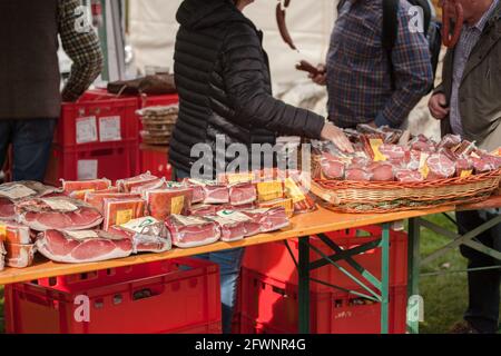 NATZ-SCHABS, ITALIEN - 13. OKTOBER 2019: Typischer Imbissstand während eines Herbstfestes im Eisacktal (Südtirol) Stockfoto