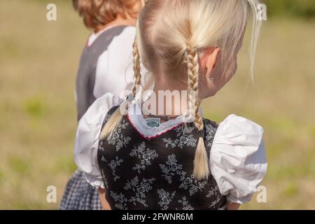 NATZ-SCHABS, ITALIEN - 13. OKTOBER 2019: Kleine Kinder in typischen Kostümen bei einem Herbstfest im Eisacktal ( Südtirol ) Stockfoto