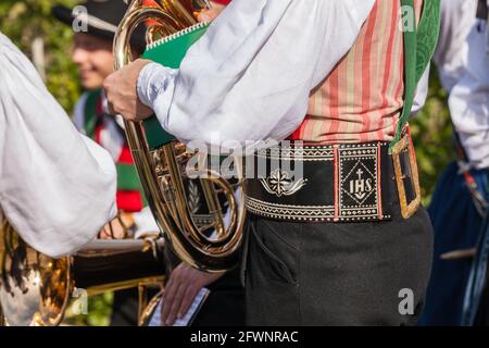 NATZ-SCHABS, ITALIEN - 13. OKTOBER 2019: Musiker in typischer Tracht bei einem herbstlichen Fest im Eisacktal ( Südtirol ) Stockfoto