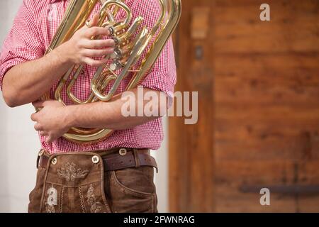 Musiker in typischen Kostümen während einer herbstlichen lokalen Feier in Eisacktal (Südtirol) Stockfoto