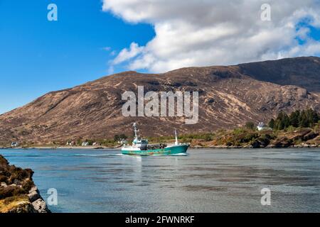 GLENELG HIGHLANDS SCHOTTLAND GROSSES GRÜNES SCHIFF AQUA SCO L SEGELN DURCH DIE KYLE RHEA STRASSE Stockfoto