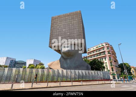 Blick auf die monumentale lebende Skulptur La Tête Carrée in Nizza, Frankreich. Stockfoto