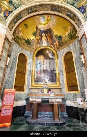 Cappella del Sacro Cuore (Kapelle des Heiligen Herzens Jesu) über dem Altar das Gemälde (1891) von O. Orazi, das die heilige Margaret darstellt Mary Alacoque kniet vor dem Altar, zeigt ihr sein Heiliges Herzchen. Das Mosaik im Mittagessen oben zeigt den pädagogischen Schrein der Heiligen Jungfrau vom Rosenkranz von Pompeji - Italien Stockfoto