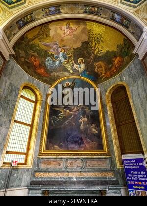 Cappella di San Vincenzo Ferrer e delle anime del purgatorio (Kapelle des heiligen Vinzenz Ferrer und der Seelen im Fegefeuer) über dem Altar das Gemälde (1893) von P. Loverini zeigt den Heiligen, der die Seelen durch die Rezitation des heiligen Rosenkranzes vom Fegefeuer befreit. Das Mosaik in der Lünette oben zeigt die "Qual Jesu im Garten Gethsemane" Päpstliches Heiligtum der seligen Jungfrau vom Rosenkranz von Pompei - Italien Stockfoto