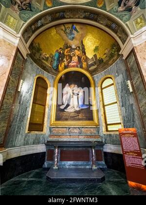 Cappella di San Tommaso d'Aquino (Kapelle des heiligen Thomas von Aquin) über dem Altar das Gemälde (1938) von Carmine Palmieri zeigt den Heiligen, der den Gürtel der Reinheit trägt. Das Mosaik in der Lünette oben zeigt das Päpstliche Heiligtum der seligen Jungfrau vom Rosenkranz von Pompei - Italien, „Jesus krönt mit Dornen“ Stockfoto