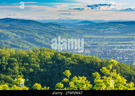 St. Andrä-Wördern: Blick vom Aussichtsturm Tempelbergwarte bei Altenberg auf das Dorf St. Andrä, den Wienerwald und das Tullnerfeld im Wienerwald, Wienerwald Stockfoto