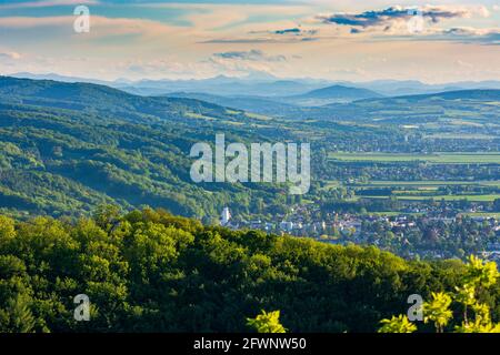 St. Andrä-Wördern: Blick vom Aussichtsturm Tempelbergwarte bei Altenberg auf das Dorf St. Andrä, den Wienerwald und das Tullnerfeld im Wienerwald, Wienerwald Stockfoto