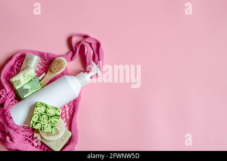 Flat Lay Spa-Komposition mit Körperpflegeartikeln und Badezubehör in einem Saitenbeutel. Stockfoto