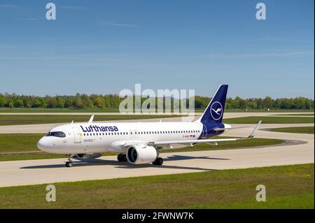 München, Deutschland - 09. Mai 2021: Lufthansa Airbus A320-271N mit der Flugzeugregistrierung D-AINZ rollt zum Start auf der Nordbahn 08L Stockfoto