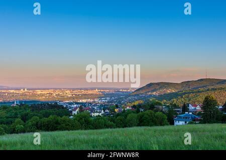 Klosterneuburg: Blick auf Klosterneuburg, Berge Leopoldsberg und Kahlenberg, Wien, vom Freiberg im Wienerwald, Wienerwald, Niederösterreich Stockfoto