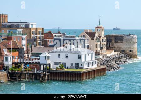 Das ruhige und westliche öffentliche Haus neben der Gewürzinsel und dem runden Turm am Eingang zum Hafen von portsmouth. Stockfoto