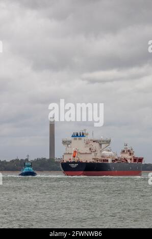 Ein angeblicher rederi-Schlepper aus der Ölraffinerie in fawley bei southampton, der einen massiven Öltanker durch den Dornenwindel im solent begleitet. Stockfoto