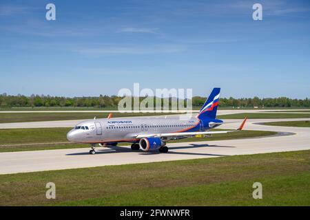 München, Deutschland - 09. Mai 2021: Aeroflot - Russian Airlines Airbus A320-214 mit der Flugzeugregistrierung rollt VQ-BPU zum Start in den Norden Stockfoto