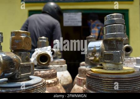 Kalkutta, Indien. Mai 2021. Während der Sperrzeit in Kalkutta kaufen Menschen Sauerstoffflaschen für Covid-19-Patienten. (Foto von Sudipta das/Pacific Press) Quelle: Pacific Press Media Production Corp./Alamy Live News Stockfoto